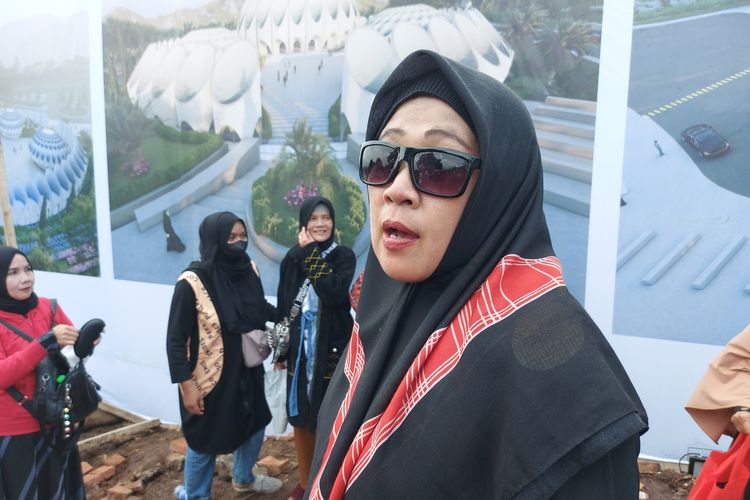 Lelis (56) warga Majalengka yang rela datang ke Bandung demi doakan Emmeril Kahn Mumtadz di pemakaman.