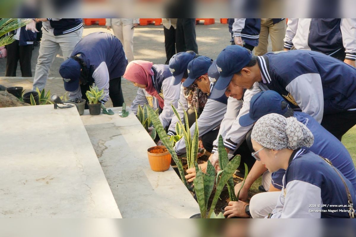 Kegiatan menanam bibit Sansevieria atau lidah mertua dalam rangkaian PKKMB 2026 di lingkungan kampus Universitas Negeri Malang (UM), Selasa (11/8/2026). Kegiatan tersebut merupakan bagian dari program Green Campus UM yang melibatkan mahasiswa secara langsung dalam aksi penghijauan.
