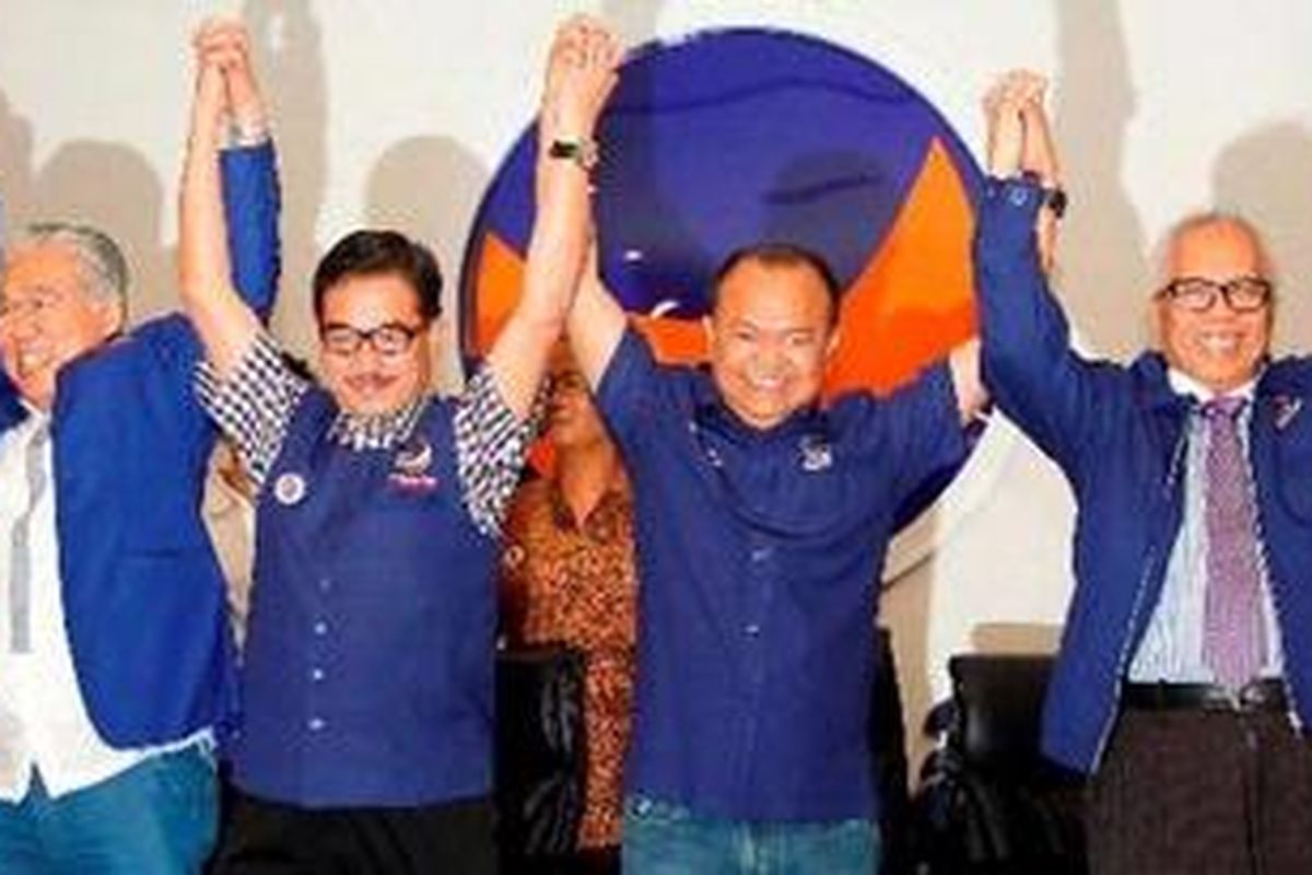 Anggota Komisi I DPR RI dari Fraksi Partai Golkar Enggartiasto Lukita, Ketua Badan Pemenangan Pemilu Partai Nasdem Ferry Mursyidan Baldan, Ketua Umum Partai Nasdem Patrice Rio Capella dan Pengacara OC Kaligis (kiri ke kanan) berkumpul dalam konferensi pers di DPP Partai Nasdem, Gondangdia, Jakarta Pusat, Kamis (24/1/2013). Dalam konferensi pers tersebut Enggartiasto Lukita menyatakan telah mengundurkan diri dari kepengurusan Partai Golkar dan melepaskan jabatannya di Komisi I DPR RI untuk kemudian bergabung dengan Partai Nasdem.  