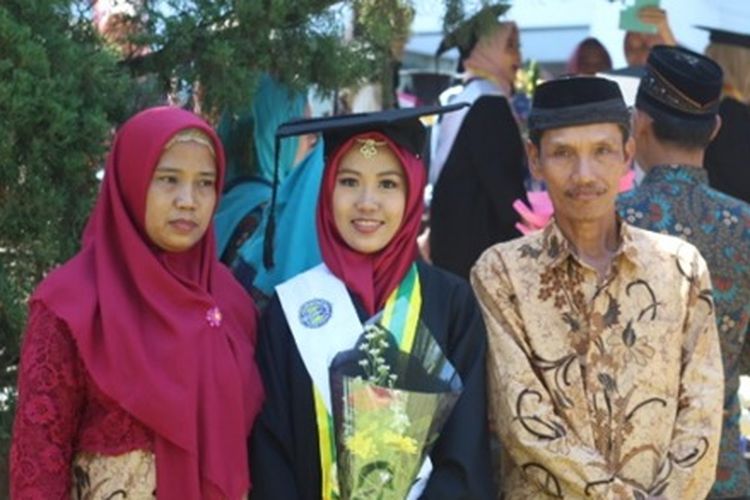 Novi Dwi Astuti berhasil lulus program studi Pendidikan Guru Sekolah Dasar (PGSD) Universitas Negeri Yogyakarta (UNY) dengan IPK 3,88.