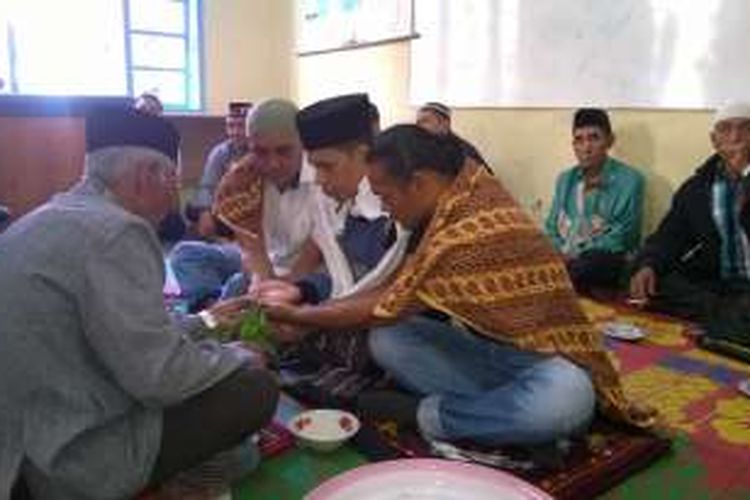 Prosesi Tepung Tawar antara dua orang pelaku pemukulan dengan seorang anggota DPR Aceh, Bardan Sahidi (Tengah) yang berlangsung di Komplek Yayasan Panti Asuhan Noordeen, Kampung Dedalu, Kecamatan Lut Tawar, Kabupaten Aceh Tengah, Rabu (16/3/2016).