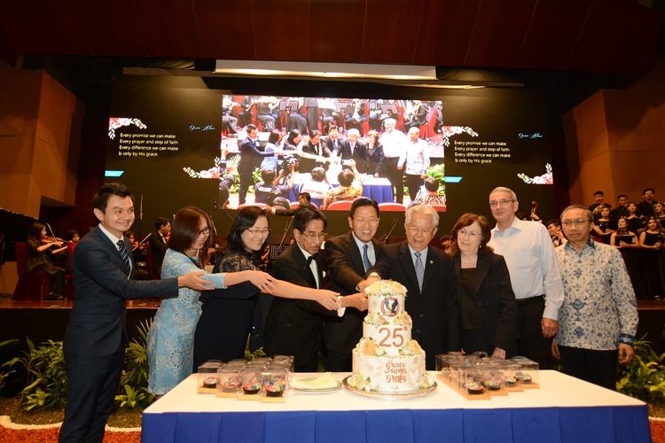 Pendiri Yayasan Pelita Harapan James T Riyasi (tengah) dalam acara peringatan Dies Natalis 25 tahun Universitas Pelita Harapan (UPH), Thanksgiving Concert di Grand Chapel, Kampus UPH Karawaci, Tangerang (26/9/2019).