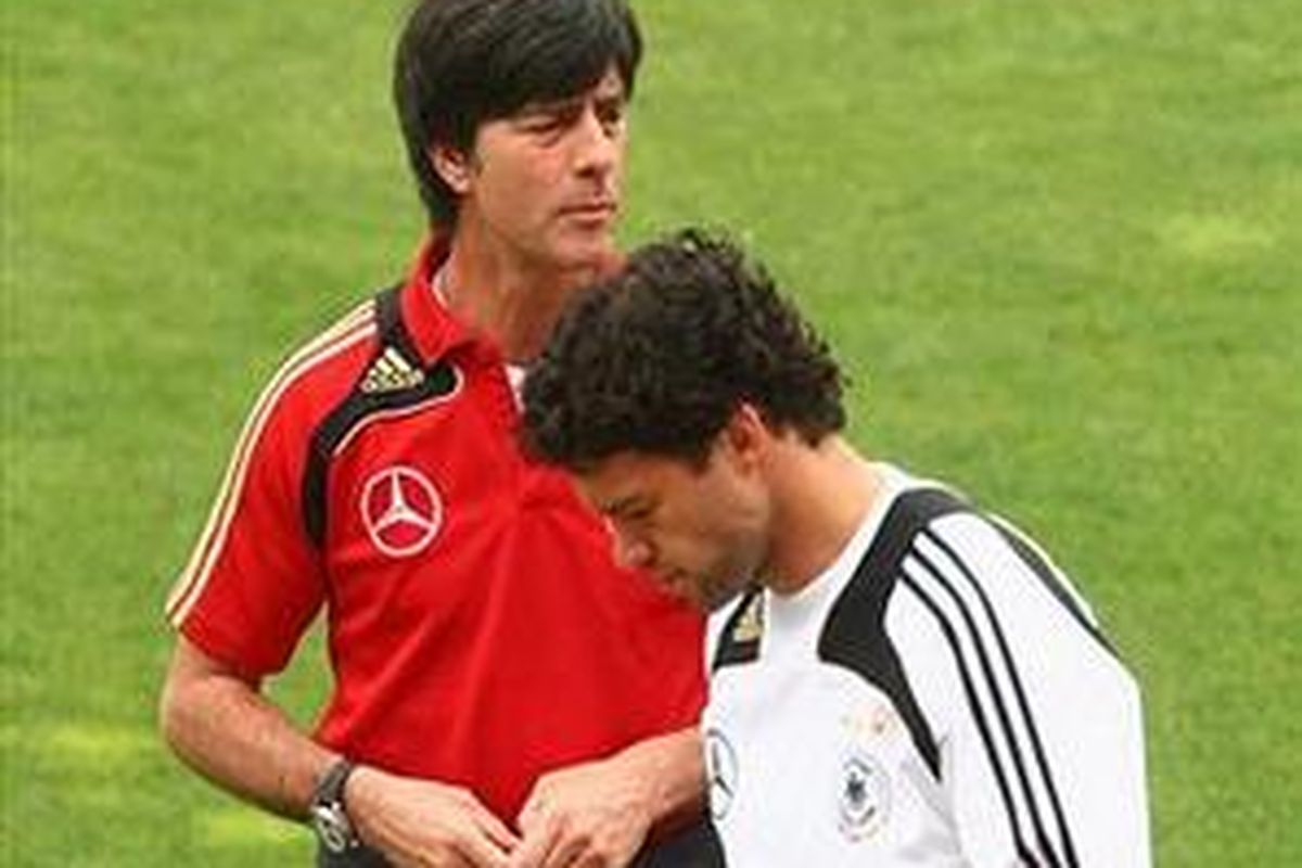 Joachim Loew (kiri) tak memanggil Michael Ballack ke skuad timnas Jeman, dalam menghadapi kualifikasi Piala Eropa 2012.