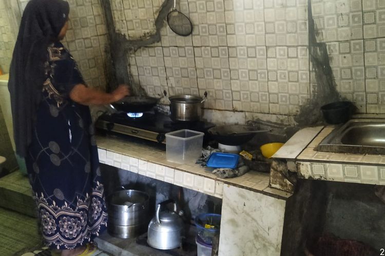 Omah Romlah (45) penyintas bencana gerakan tanah memasak di dapur dengan kondisi rumah yang rusak di Kampung Gunungbatu, Desa Kertaangsana, Nyalindung, Sukabumi, Jawa Barat, Jumat (17/3/2023).