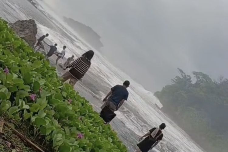 Kronologi Wisatawan Tewas Setelah Digulung Ombak di Pantai Madasari Pangandaran