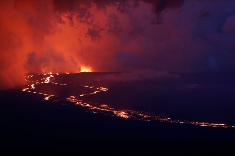 Lava dari letusan gunung berapi Mauna Loa mengalir ke bawah ke area dekat Hilo, Hawaii, pada 29 November 2022.