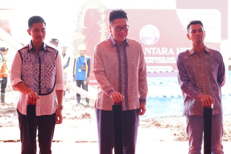 Group CEO Sinar Mas Land, Michael Widjaja, Founder Rans Entertainment Raffi Ahmad dan Founder GK Hebat, Kaesang Pangarep saat melakukan groundbreaking proyek pembangunan pusat kuliner terbesar di BSD City, Rabu (31/5/2023).
