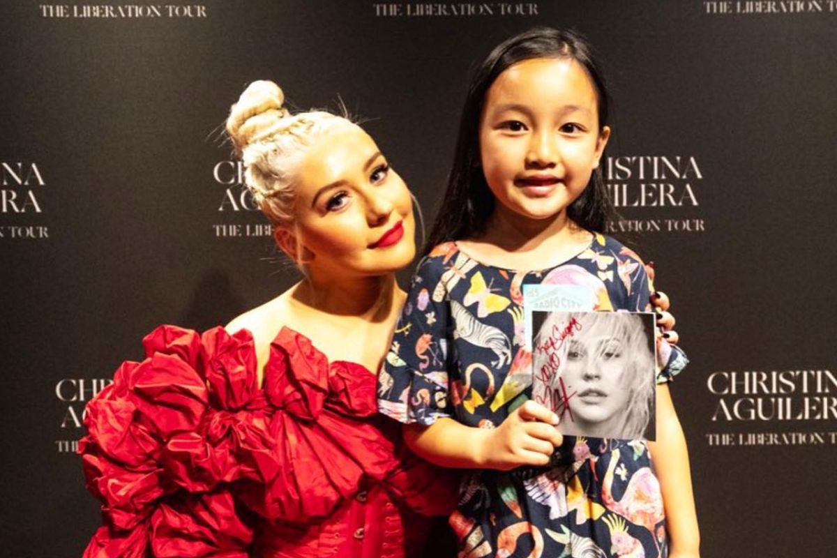 Penyanyi cilik keturunan Indonesia Malea Emma berfoto dengan idolanya, penyanyi Christina Aguilera.