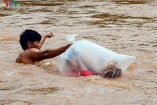 Untuk Bersekolah, Anak-anak Ini Dimasukkan ke Plastik untuk Seberangi Sungai 