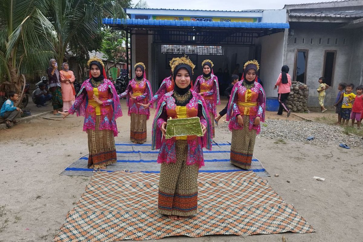 Tari Serampang Dua Belas yang ditampilkan oleh gadis Desa Pantai Cermin Kanan Dusun IIII, Serdang Bedagai, Sumatera Utara, Rabu (14/6/2023).