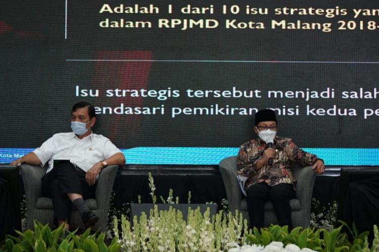 Menteri Koordinator Bidang Kemaritiman dan Investasi (Menko Marves) Luhut Binsar Pandjaitan (kiri) ketika kunker di Malang.