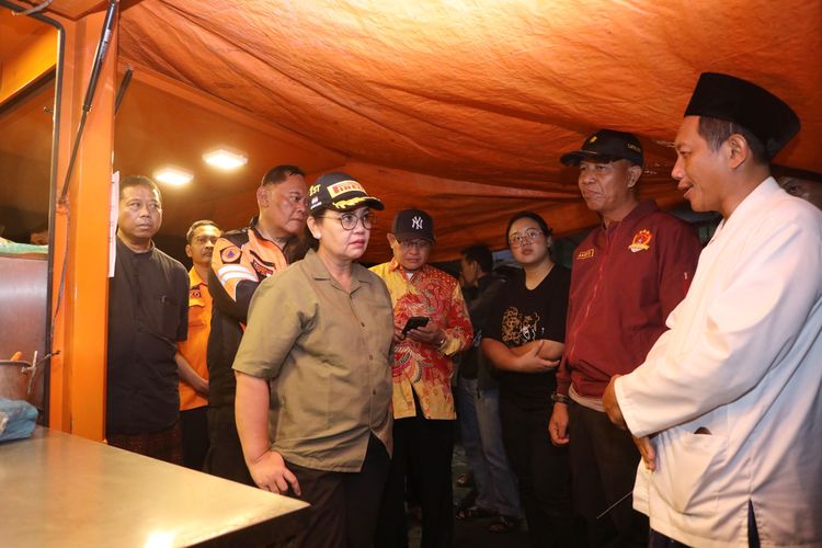 Wali Kota (Walkot) Semarang Agustina Wilujeng saat meninjau langsung lokasi banjir sekaligus dapur umum di Kampung Bugen, Kelurahan Bangetayu, Kecamatan Genuk, Rabu (22/10/2025).
