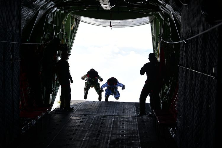 Penerjun tengah melompat dari pesawat C 130 Hercules dari Skuadron Udara 32 Lanud Abdulrachman Saleh. Sebanyak 50 penerjun melakukan atraksi terjun payung di Hari Ulang Tahun (HUT) Tentara Nasional Indoensia (TNI) Angkatan Udara (AU)