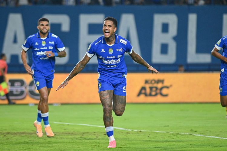 Penyerang Persib Bandung, Ramon Tanque, merayakan gol ke gawang Bhayangkara FC. Duel Persib vs Bhayangkara FC digelar di Stadion Gelora Bandung Lautan Api (GBLA), Bandung, pada Minggu (21/12/2025) pukul 19.00 WIB.