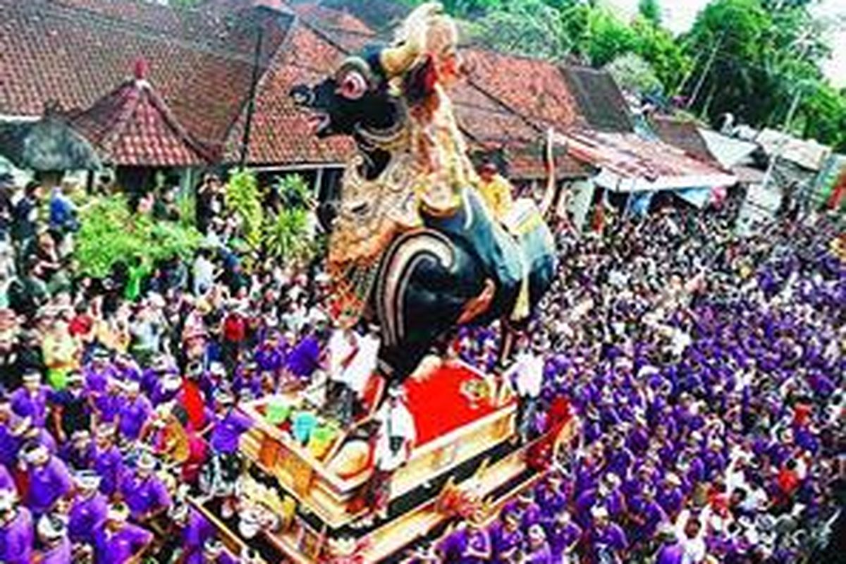 Patung lembu dan bade atau tempat jenazah diarak dari Puri Agung Ubud menuju Setra Dalam Puri Agung Ubud, Gianyar, Bali, Selasa (15/7). Puncak upacara kremasi keluarga kerajaan (pelebon) yang dituakan, Tjokorda Gde Agung Suyasa, Tjokorda Gede Raka, serta Desak Raka (Gung Niang Raka), itu disaksikan ribuan warga Bali dan wisatawan.