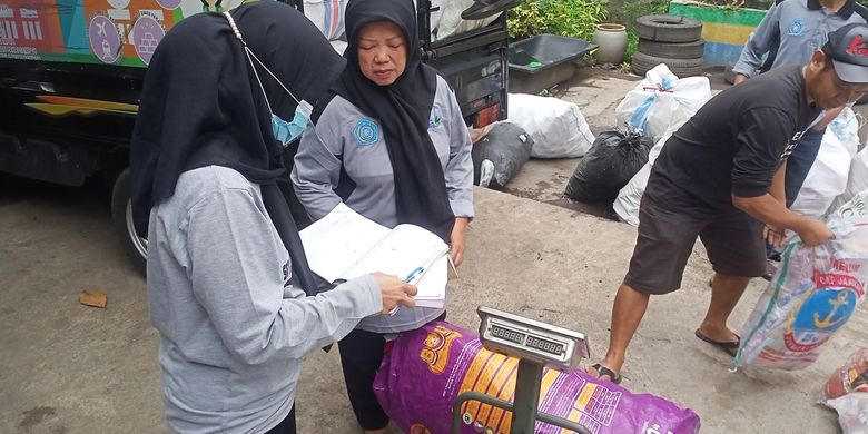 Bank Sampah Bebep yang berada di Gang Situsaeur Timur, Kelurahan Situsaeur, Kota Bandung yang berdiri tahun 2020 berhasil mengatasi persoalan sampah dilingkungan masyarakat. Tak hanya itu, kehadiran Bank Sampah Bebep juga berhasil membangun kesadaran warga terkait sampah.