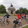 Bareng Warga Indonesia, KBRI London Bersepeda Pamer Baju Adat Nusantara 