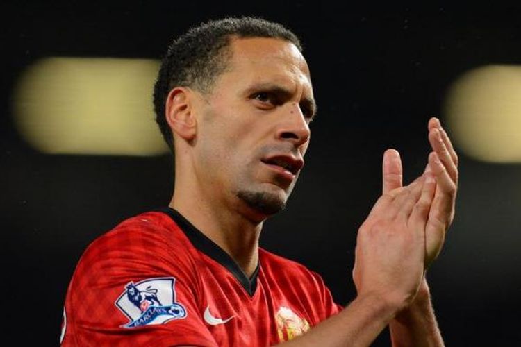 Bek Manchester United dari Inggris, Rio Ferdinand, meninggalkan lapnagan setelah laga Premier League antara timnya melawan Reading di Stadion Old Trafford, berakhir, Sabtu (16/3/2013). MU akhirnya menang 1-0 melalui kreasi tunggal Wayne Rooney. 