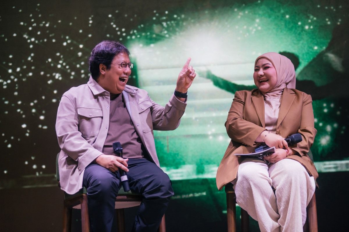 Promotor sekaligus CEO & Founder Seven Star Production Dolly Sartika dan Erwin Gutawa berbincang dalam sesi konferensi pers mengenai persiapan konser tunggal Afgan retrospektif: The Concert. Dalam perbincangannya, Erwin menjelaskan tentang proses aransemen musik yang akan dibawakan di atas panggung saat konser.