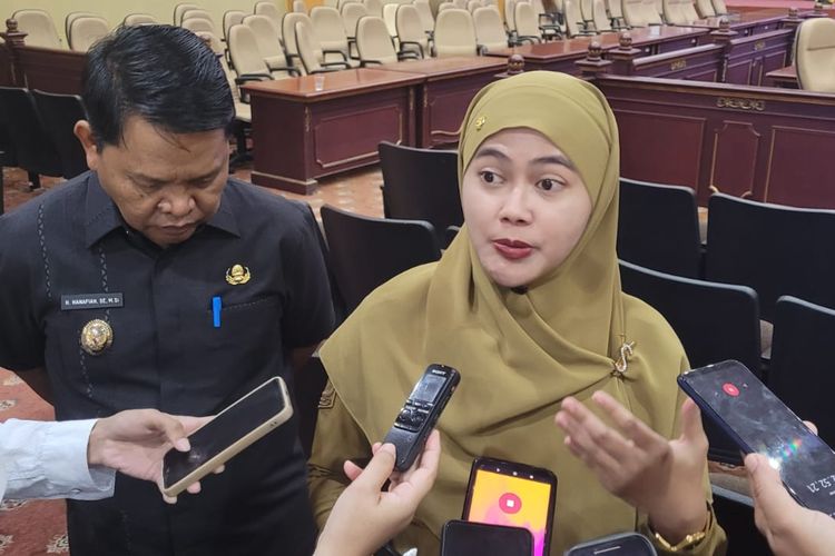 Bupati Nunukan Kaltara Asmin Laura Hafid saat melayani wawancara wartawan