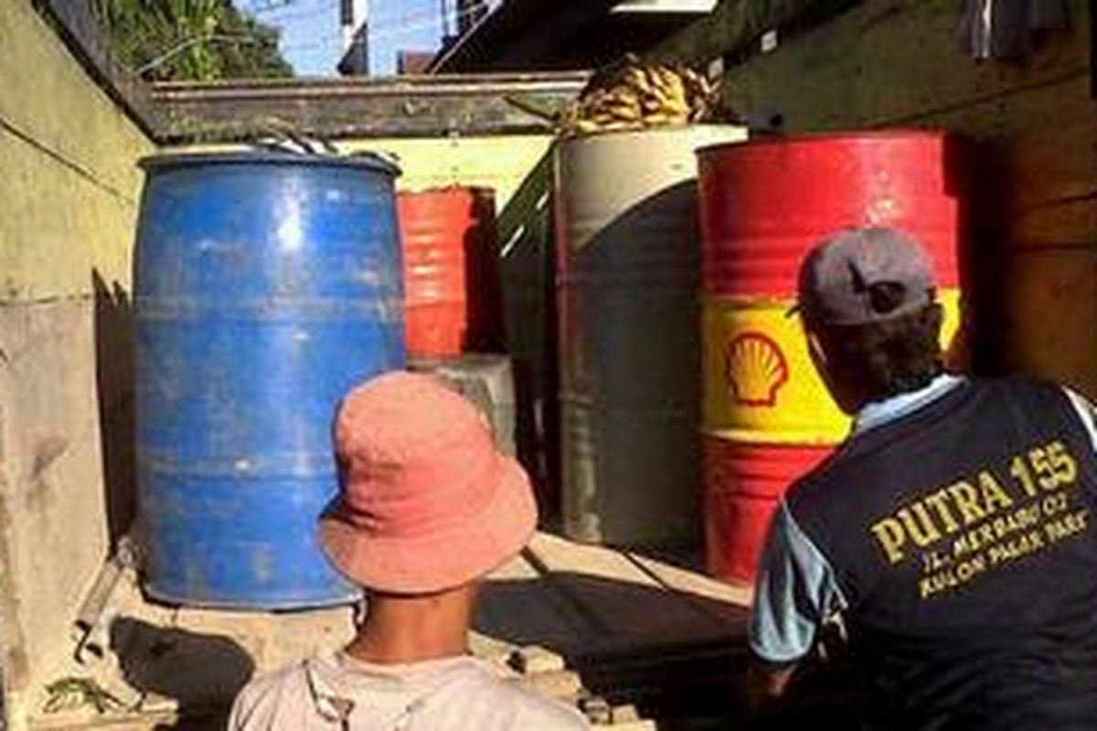 Kepolisian Resor Kediri, Jawa Timur mengamankan Bahan Bakar Minyak (BBM) jenis Premium dari kamar seorang warga, Rabu (28/3/2012). 