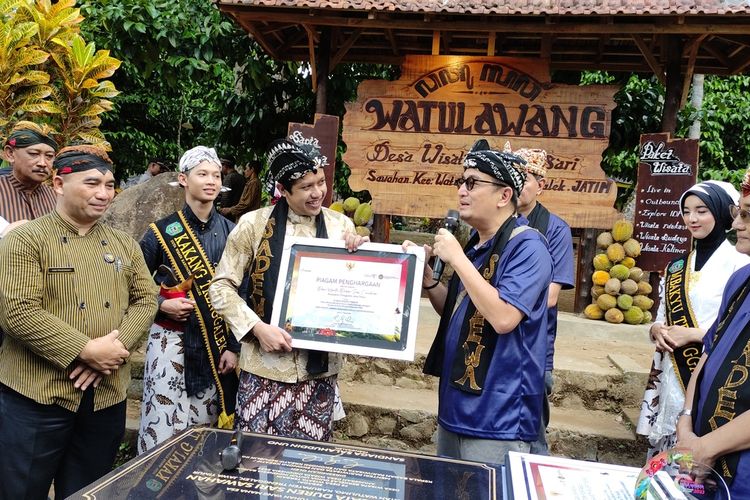 Kemparekraf Memberi Anugerah Desa Wisata Kelas Dunia kepada Wakil Bupati Trenggalek, Rabu (14/06/2023).