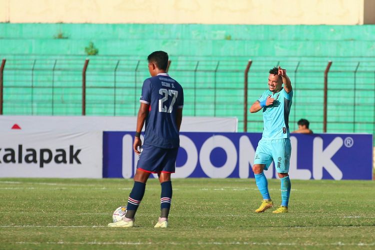 Selebrasi pemain Madura United Lulinha (kanan) selepas membobol gawang Arema FC pada laga pekan ke-16 Liga 1 2022-2023 di Stadion Sultan Agung, Bantul, Yogyakarta, Selasa (20/12/2022) sore WIB.