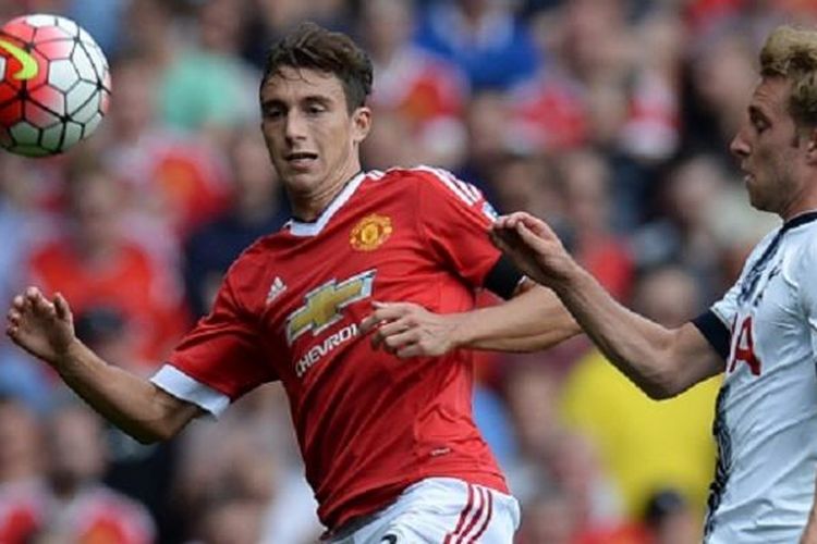 Bek Manchester United, Matteo Darmian (kiri), tampil pada laga Premier League kontra Tottenham Hotspur di Stadion Old Trafford, 8 Agustus 2015.