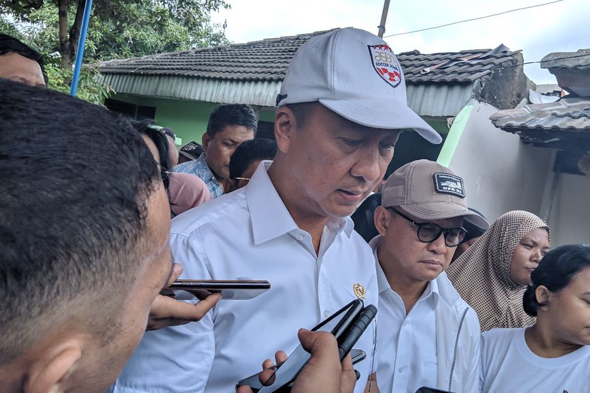 Menteri Perindustrian Agus Gumiwang saat memberikan bantuan alat industri kecil menengah yang terdampak banjir di Kota Tangerang, Kamis (9/1/2020)
