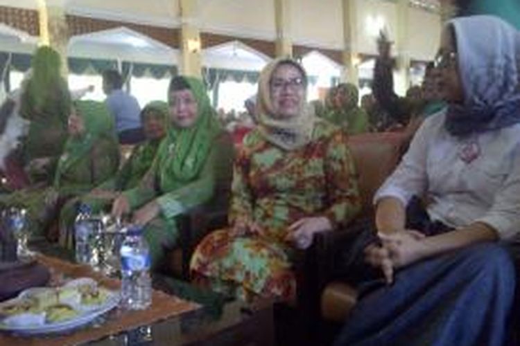 Istri calon wakil presiden nomor urut dua Mufidah Jusuf Kalla, tiba di lokasi acara PC Muslimat NU Tasikmalaya di Pondok Pesantren Cipasung, Singaparna, Minggu (8/6/2014).