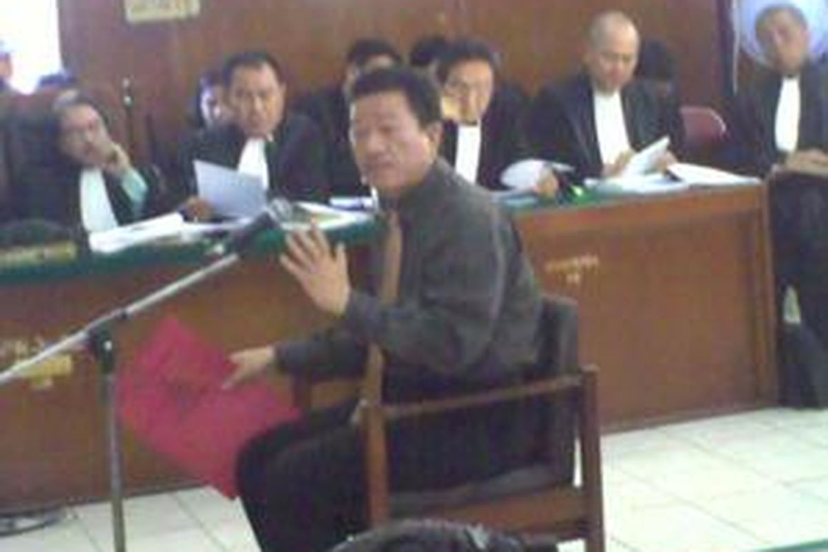 Kompol Jarius Saragih, penyidik Williardi Wizard, sedang bersaksi dalam persidangan Antasari Azhar di PN Jaksel, Kamis (19/11).