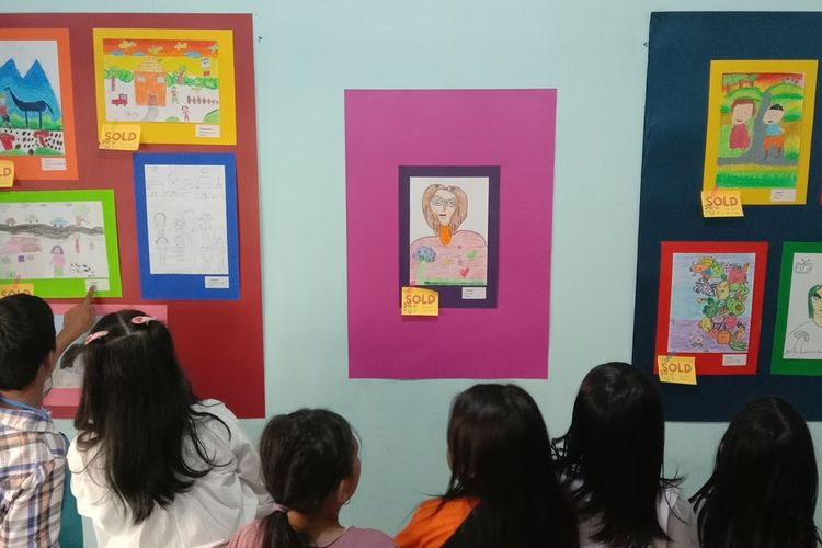 Anak-anak Asuh Rumah Belajar Sabilulungn tengah melihat hasil karyanya yang dipamerkan rhmab belajar tersebut, Sekeloa, Kota Bandung, Jawa Barat, Sabtu (25/3/2023).