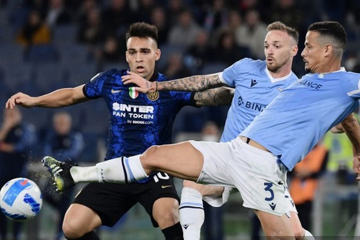 Luiz Felipe berduel dengan Lautaro Martinez dalam laga Lazio vs Inter Milan pada lanjutan Serie A 2021-2022. 