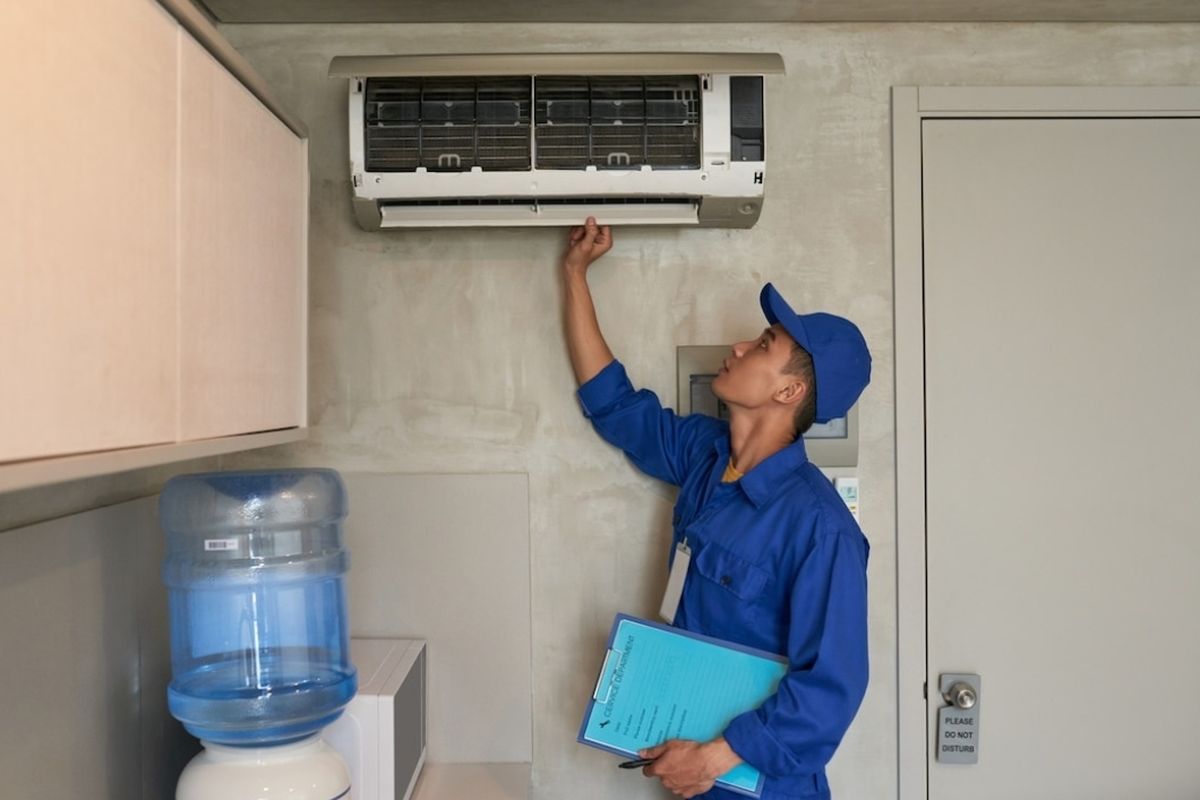 Ilustrasi memperbaiki ac atau air conditioner