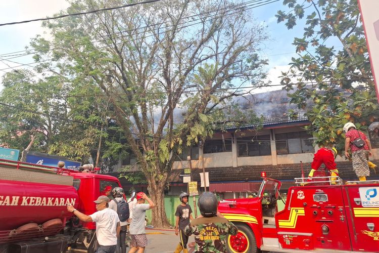 Lantai Dua SMPN 2 Samarinda Hangus Terbakar, 8 Ruang Kelas Dilaporkan Rusak