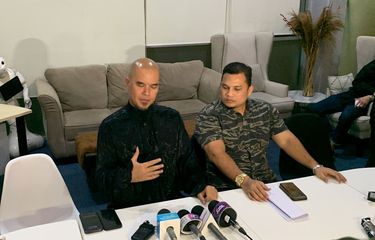 Ahmad Dhani (kiri) dan kuasa hukumnya, Ali Lubis (kanan) saat ditemui di kawasan Pluit, Jakarta Utara, Selasa (28/3/2023).