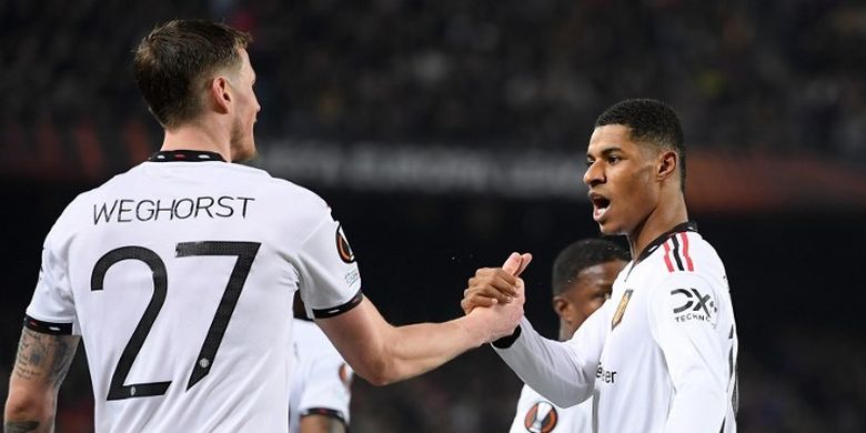 Penyerang Manchester, Marcus Rashford (kanan), melakukan selebrasi bersama rekannya, Wout Weghorst, usai mencetak gol ke gawang Barcelona pada leg pertama 16 besar Liga Europa di Camp Nou, Barcelona, Jumat (17/2/2023) dini hari WIB.