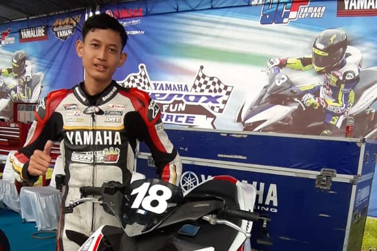 Pebalap Putra Ars SS Karya Fajar Timur, M Andrias Lukito, berpose dengan motor Yamaha Aerox 155 di ajang Yamaha Cup Race (YCR) 2020 Boyolali, Sabtu (29/2/2020).