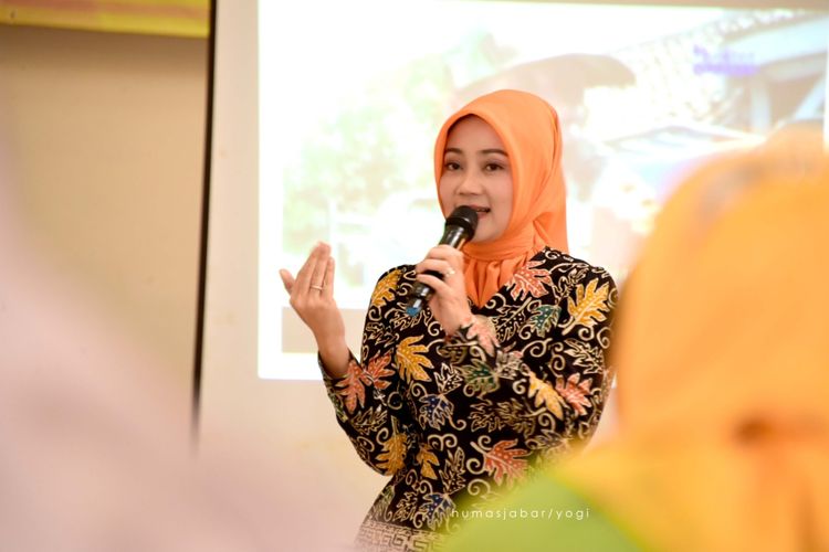 Ketua Tim Penggerak PKK Provinsi Jawa Barat Atalia Ridwan Kamil saat menjadi pembicara dalam Public Speaking Training for Muslimah di Hotel Nampati Indah, Kota Bandung, Jumat (15/11/19).