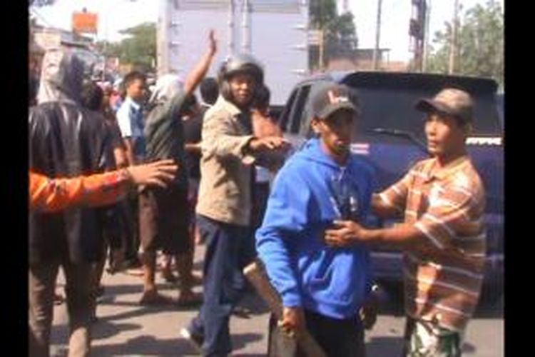 Sejumlah warga mengamuk di Kabupaten Gowa, Sulawesi Selatan mengamuk setelah lapal dagangan mereka ditertibkan oleh Polisi Pamong Praja (Pol PP). Minggu, (07/09/2014).