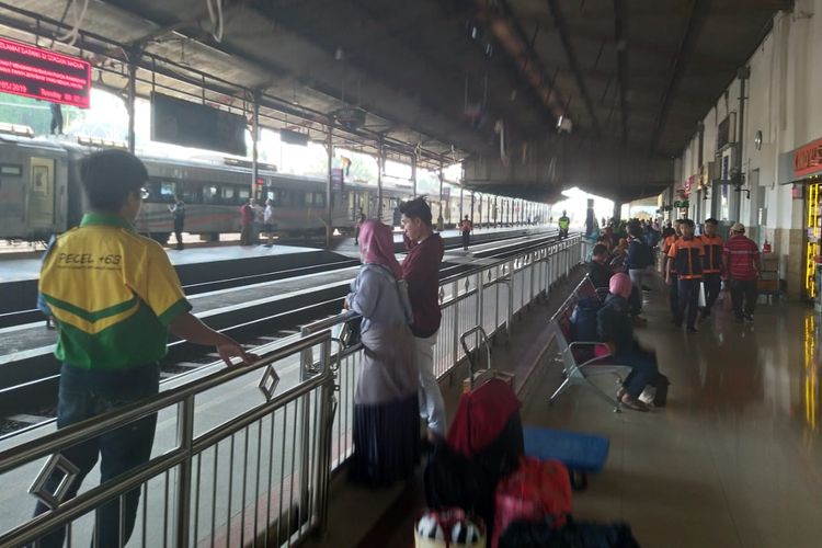 Penumpang menunggu datangnya kereta api di Stasiun Madiun di Kota Madiun, Jawa Timur, Kamis (30/5/2019).