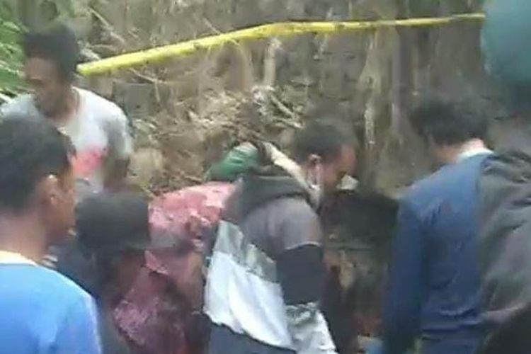 Proses evakuasi pemotor yang ditemukan tewas di bawah tebing sungai di Desa Kuta, Kecamatan Parado, Kabupaten Bima, Senin (13/11/2023)