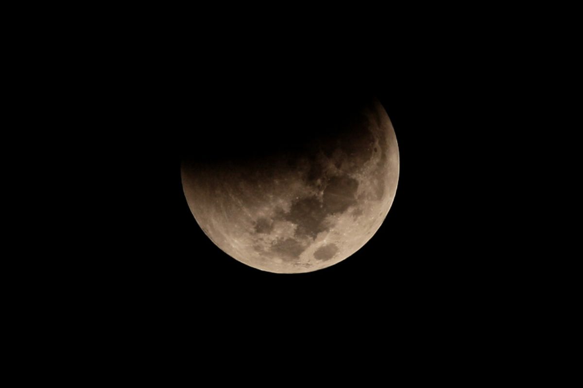 Gerhana bulan total atau Blood Moon terlihat dari kawasan Lapangan Banteng, Jakarta Pusat, Sabtu (28/7/2018). Gerhana Bulan tersebut merupakan yang terlama pada abad ini dengan durasi sepanjang 103 menit dan seluruh proses gerhana sekitar 6,5 jam.