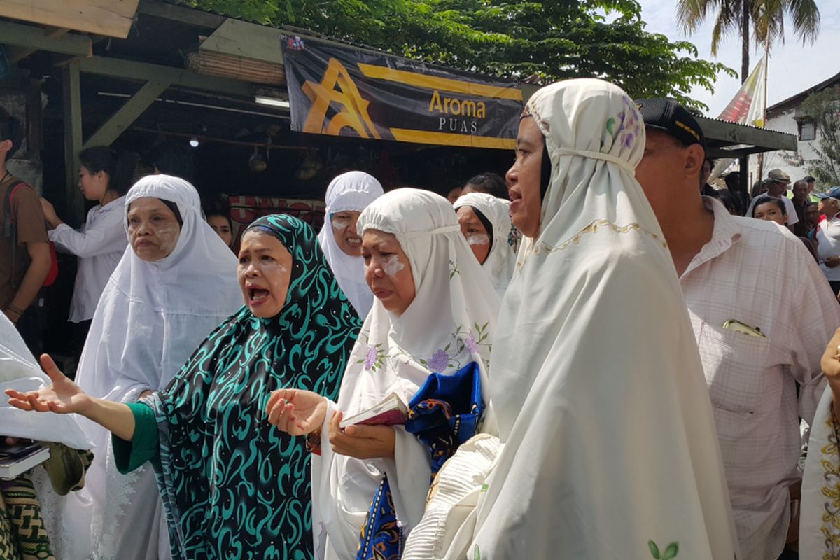Warga RW 12 Kelurahan Manggarai, Kecamatan Tebet, Jakarta Selatan, berdoa di Jalan Sahardjo 1, akses masuk menuju permukiman mereka yang akan ditertibkan PT KAI, Rabu (26/4/2017).