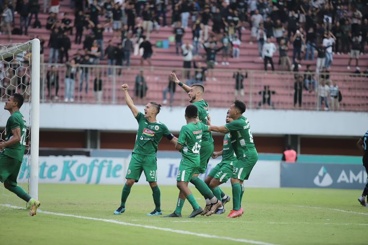 Pemain PSS Sleman selebrasi seusai menjebol gawang Arema FC saat pertandingan pekan ke-20 Liga 1 2022-2023 yang berakhir dengan skor 2-0 di Stadion Maguwoharjo Sleman, Kamis (26/1/2022) sore. Terkini, PSS menang 2-0 saat menjamu Persik Kediri pada pekan ke-23 Liga 1 2022-2023, Kamis (9/2/2023). 