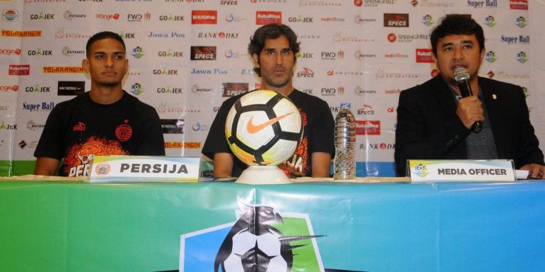 Pelatih Persija Jakarta, Stefano Cugurra (tengah) dan Renan Silva (kiri) dalam konferensi pers di Bekasi, Senin (29/10/2018) jelang laga kontra Barito Putera 