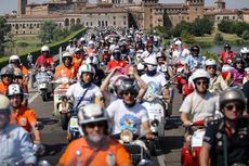 Parade 10.000 Vespa Banjiri Jalan di Italia