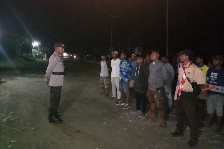 Pjs Kapolsek Miktim Iptu J. Maryen ketika memberikan arahan kepada pemuda gereja dan karang taruna sebelum melaksanakan pengamanan masjid, Minggu (5/5/2019)