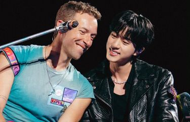 Vokalis Coldplay Chris Martin (kiri) berduet dengan Jin BTS saat konser Music of The Spheres di Goyang, Korea Selatan, Sabtu (19/4/2025).
