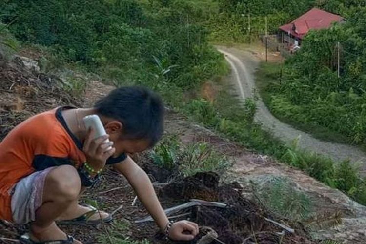 Bukit di belakang Kampung Kelian Luar yang bisa dikunjungi masyarakat untuk memburuh jaringan seluler. 